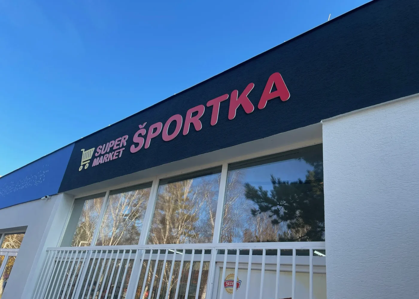 3D Logo a reklamný polep - supermarket Skalica
