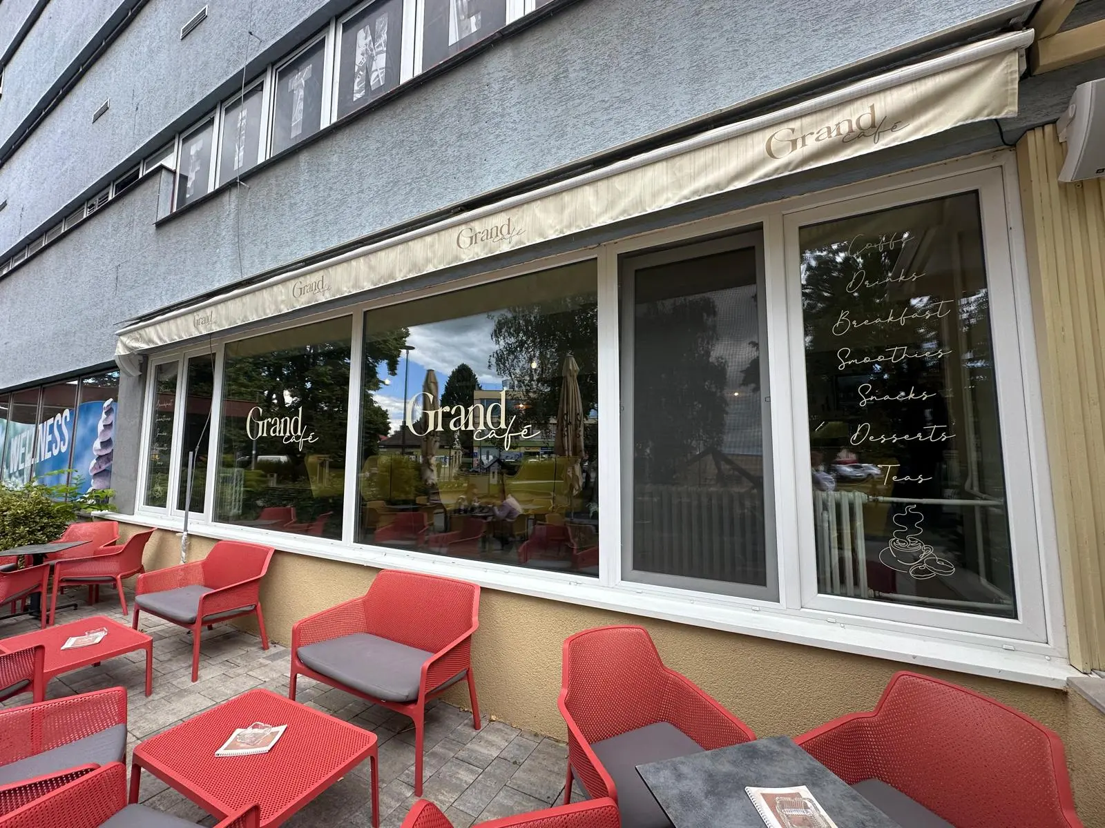 3D logá a reklamný polep výkladov pre kaviareň Grand Café