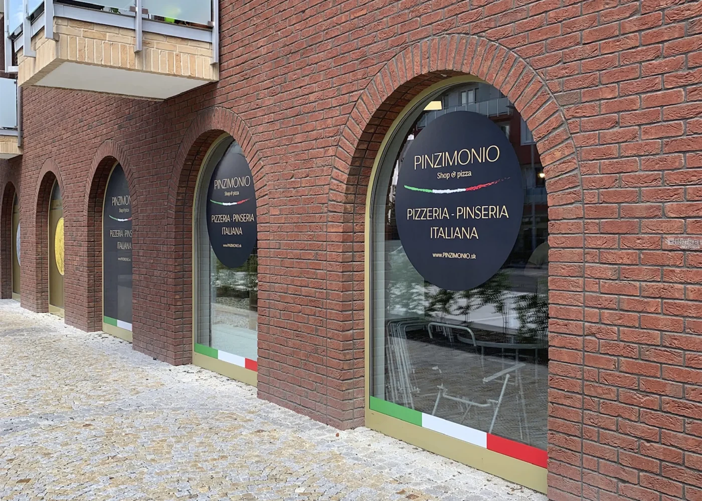 Reklamný polep prevádzky pizzerie v Bratislave