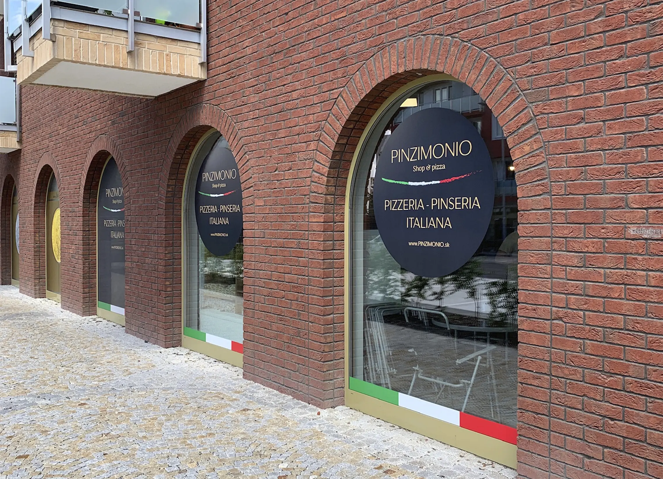 Reklamný polep prevádzky pizzerie v Bratislave