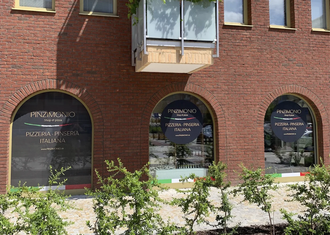 Reklamný polep prevádzky pizzerie v Bratislave