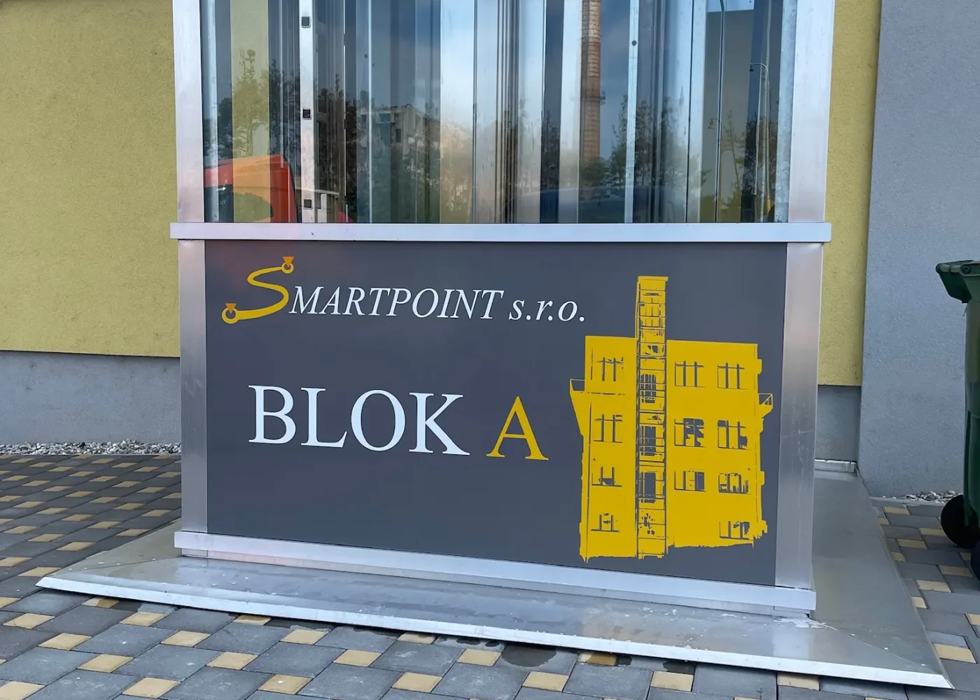 Označenie blokov budovy polepom na okná