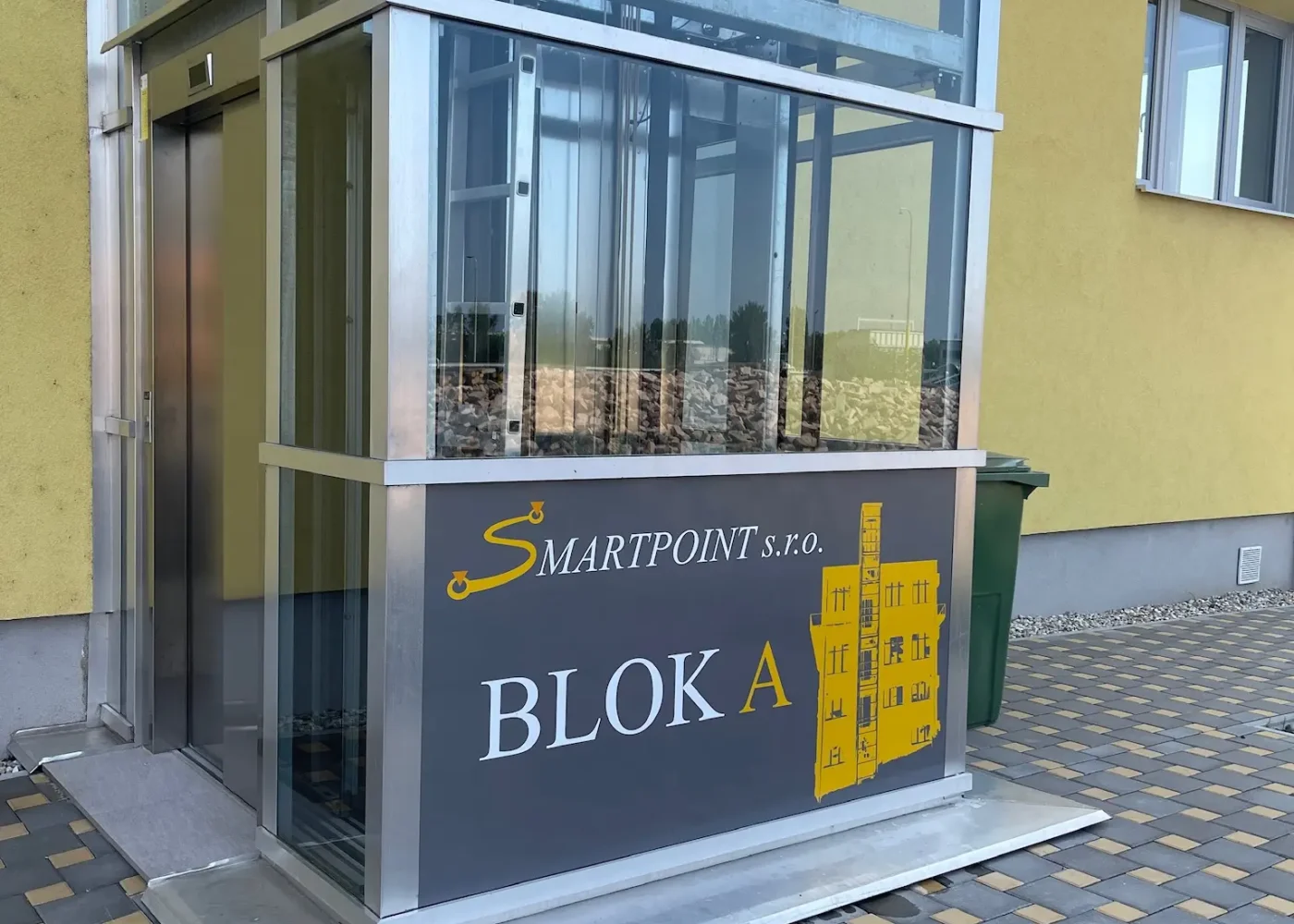 Označenie blokov budovy polepom na okná