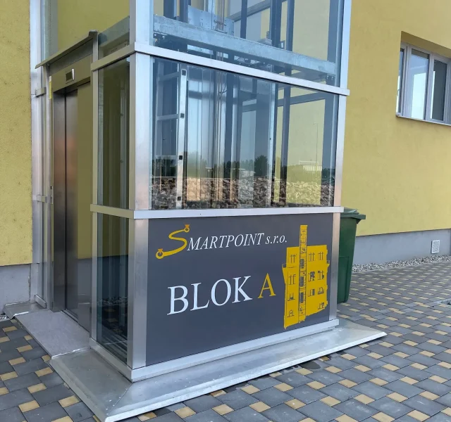 Označenie blokov budovy polepom na okná