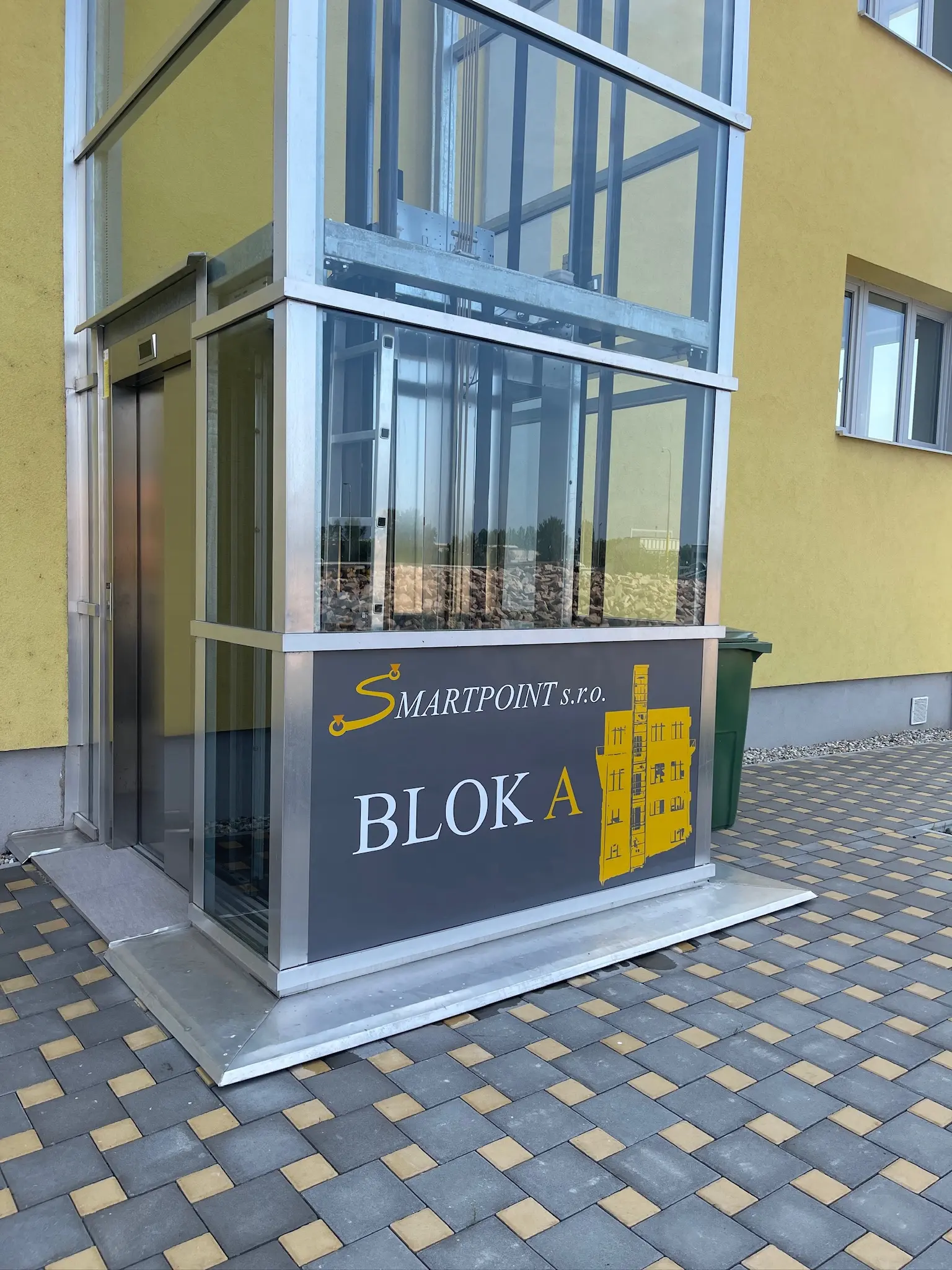 Označenie blokov budovy polepom na okná