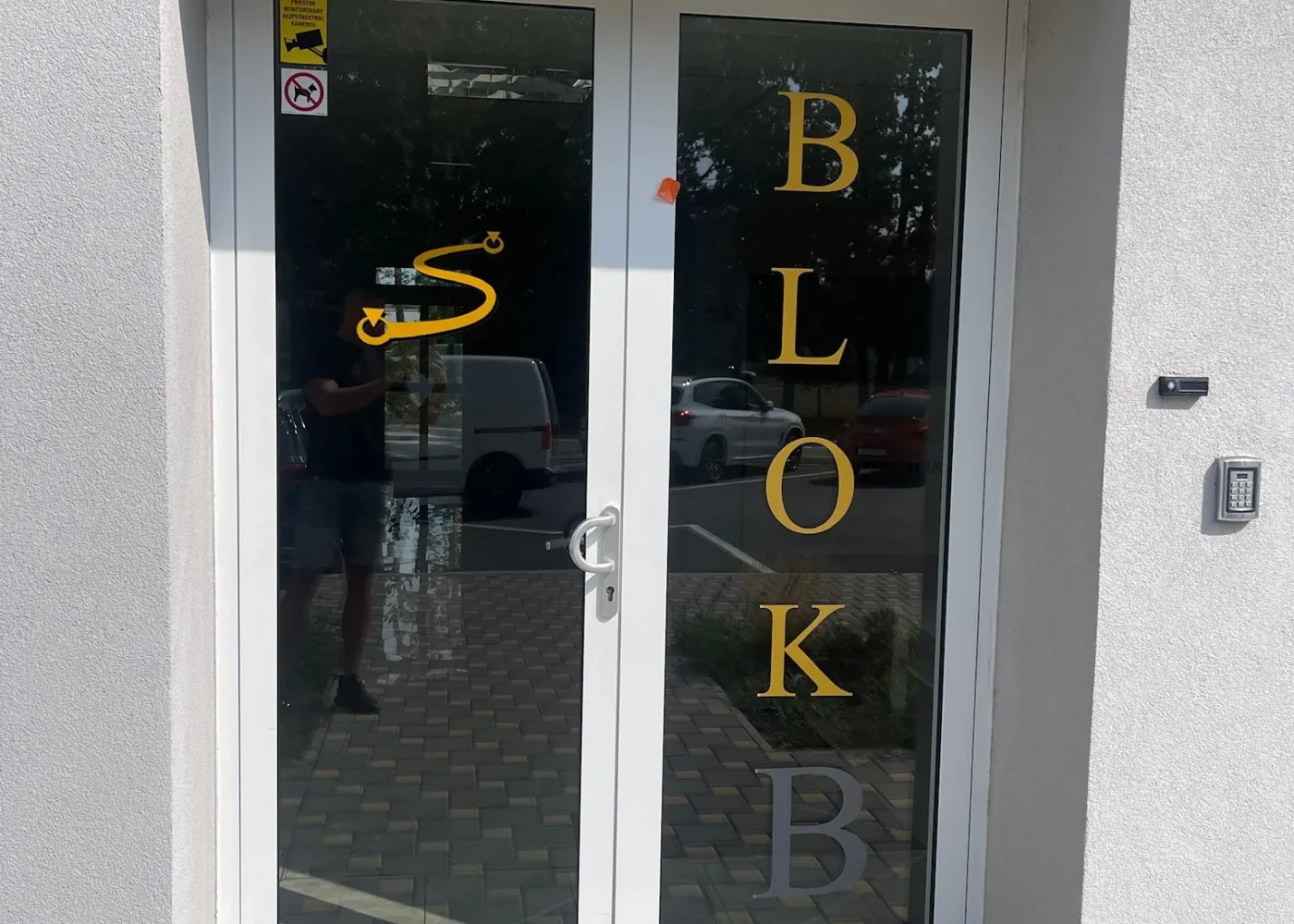 Označenie blokov budovy polepom na okná