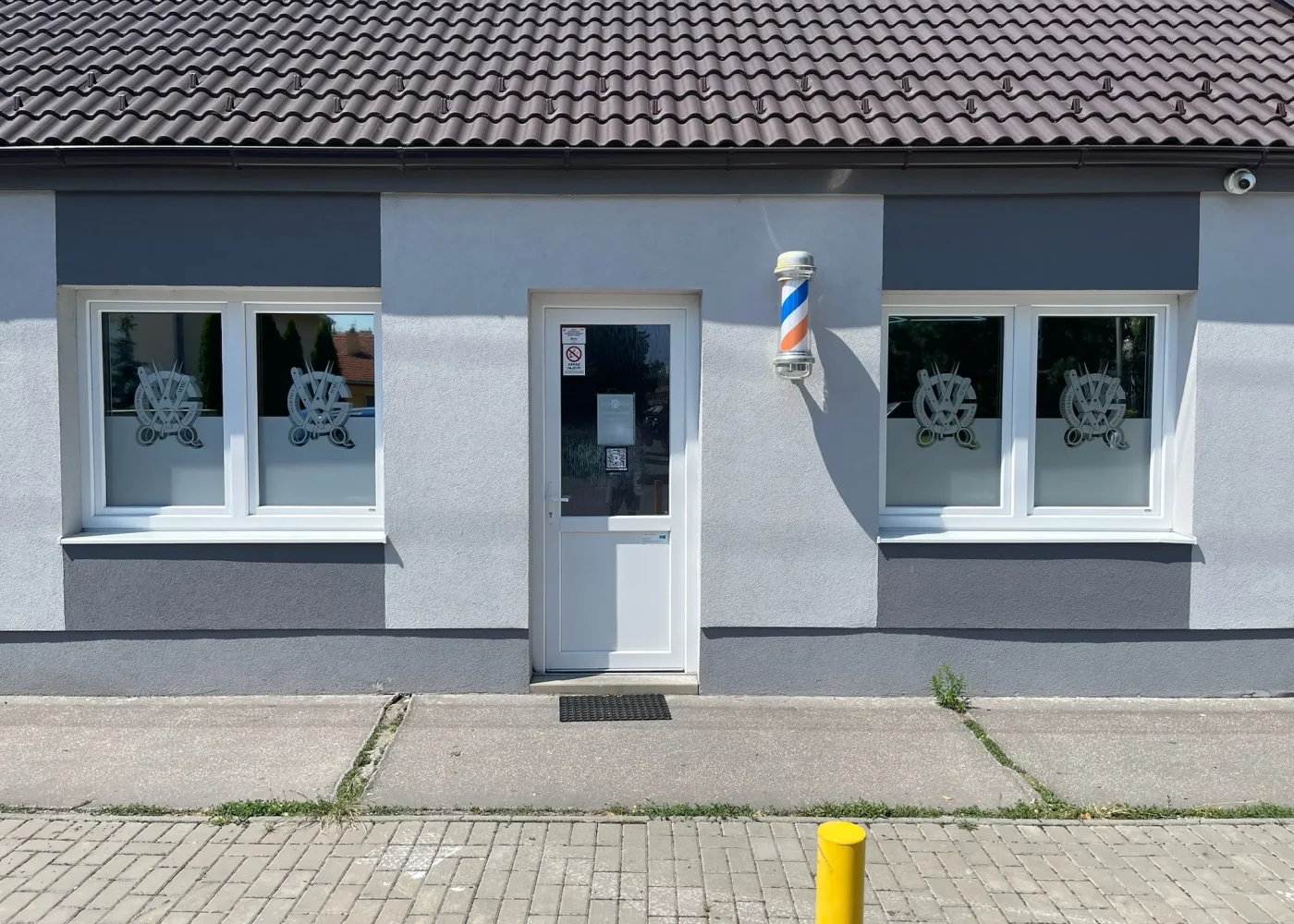 Zrkadlové fólie na okná v barbershope senica
