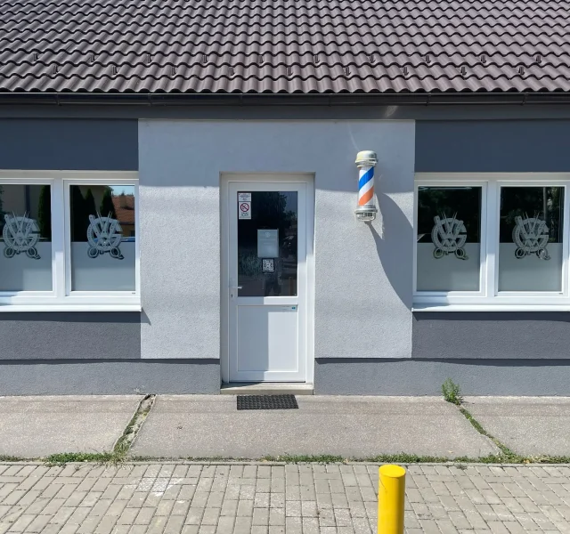 Zrkadlové fólie na okná v barbershope senica