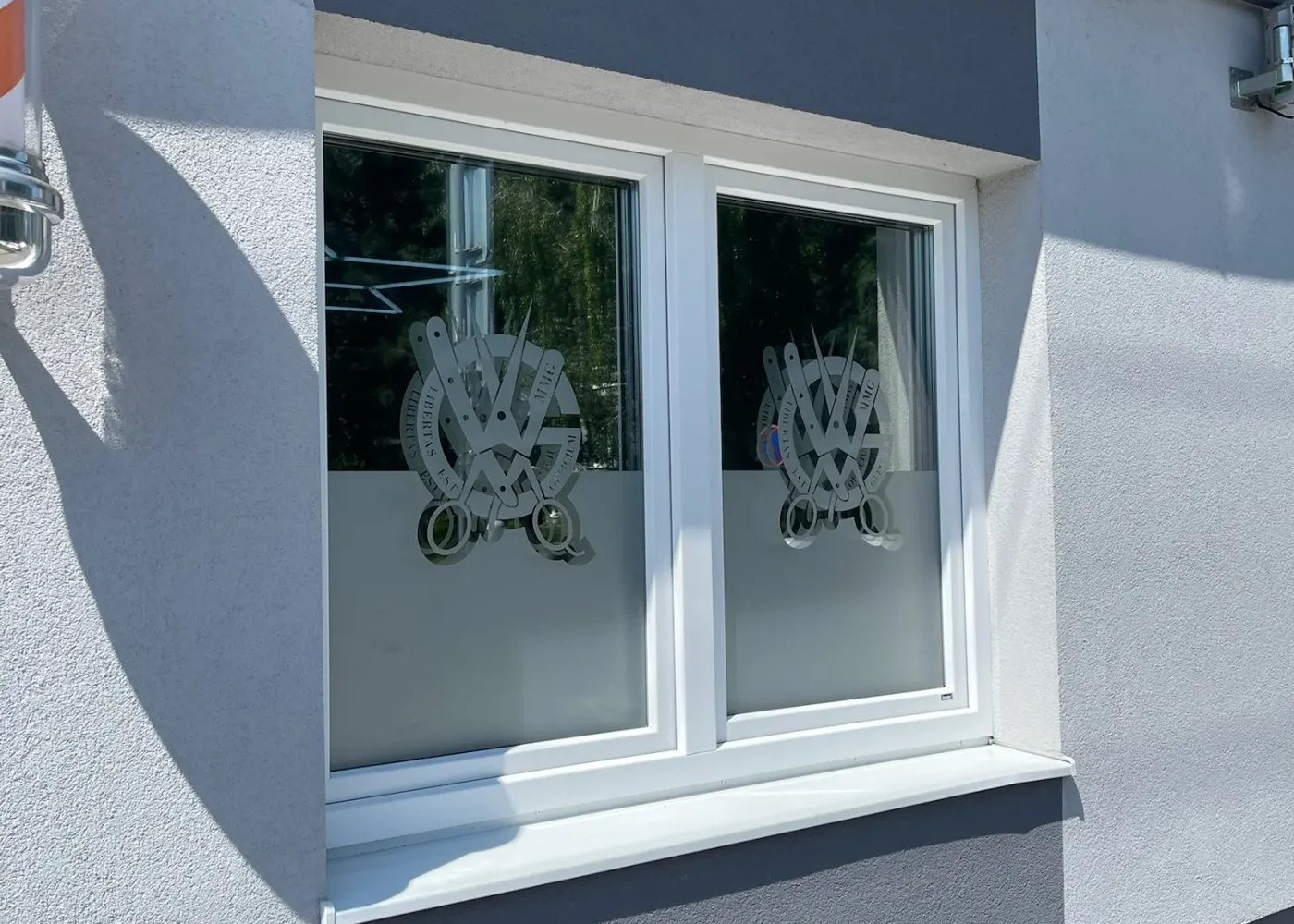 Zrkadlové fólie na okná v barbershope senica