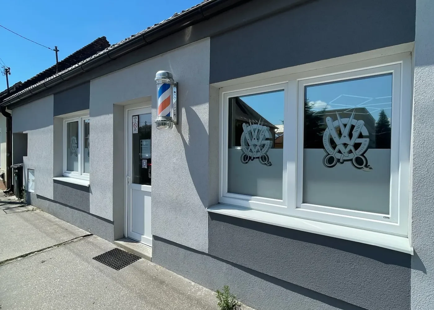 Zrkadlové fólie na okná v barbershope senica