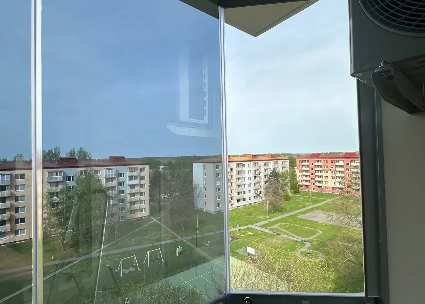 Zrkadlové fólie na zasklennom balkóne