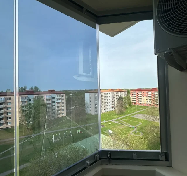 Zrkadlové fólie na zasklennom balkóne
