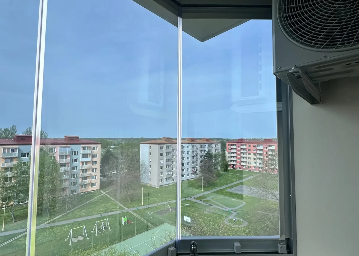 Zrkadlové fólie na zasklennom balkóne