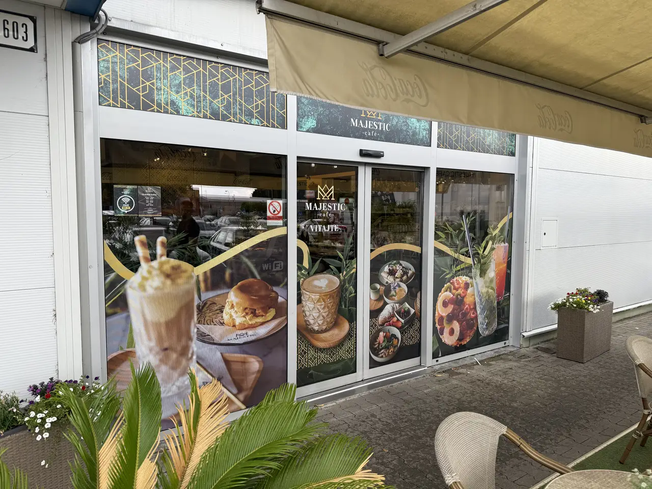 Reklamný polep prevádzky pre Majestic Café Skalica